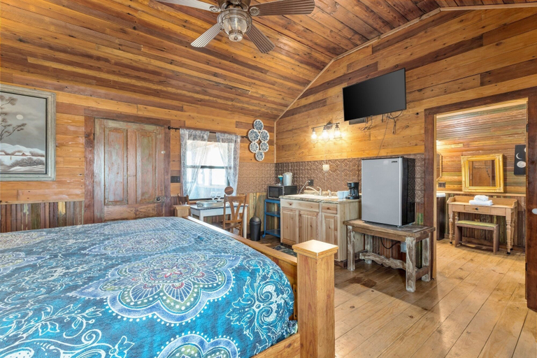 Room 2, Hollmig Moon View 1 Bedroom Cabin by RedAwning, Gillespie
