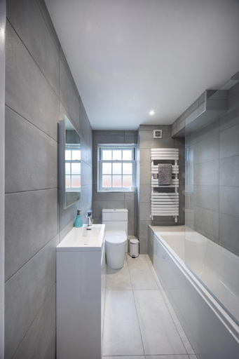Bathroom 3, Deluxe 3BD w/Parking, 5 mins to Oracle, Reading