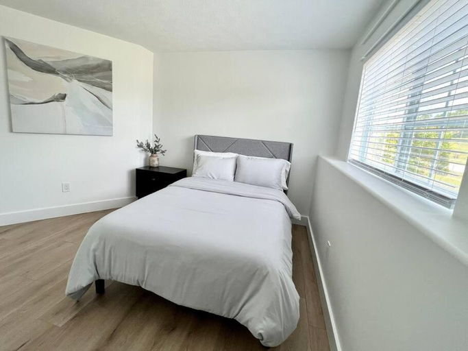 Bedroom 3, Dream Palace with HOT TUB-Game Room-Fire Pit-5BR-3BA, Grand Traverse