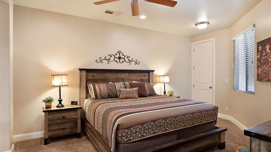 Room 3, Canyon Oasis 4 Bedroom Apts by RedAwning, Washington