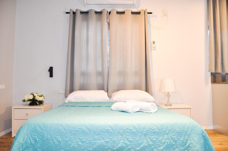 Bedroom 3, Loui Talpiot Hotel