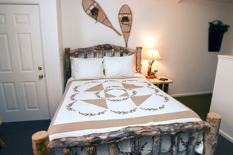 Bedroom 2, Fawn Valley Inn: 102 Condo, Larimer