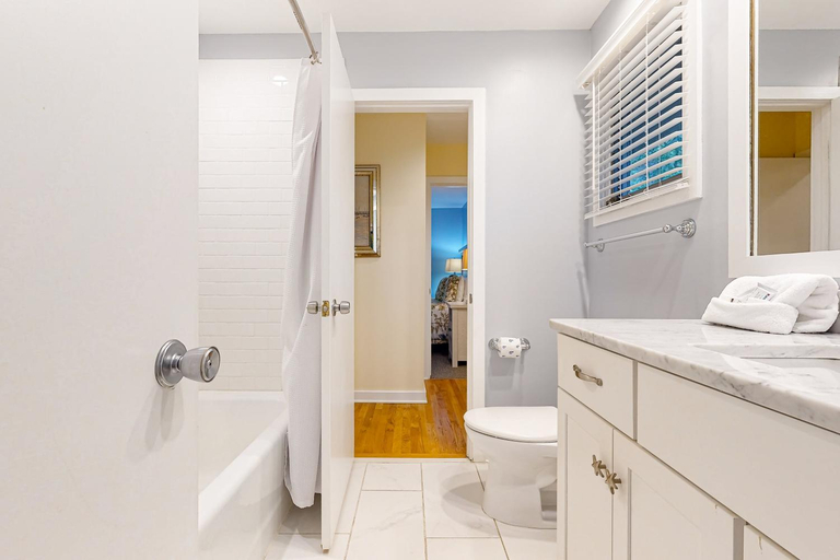 Bathroom, Inlet Cove 11, Charleston