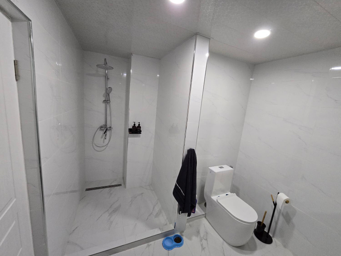 Bathroom 5, Alvina complex
