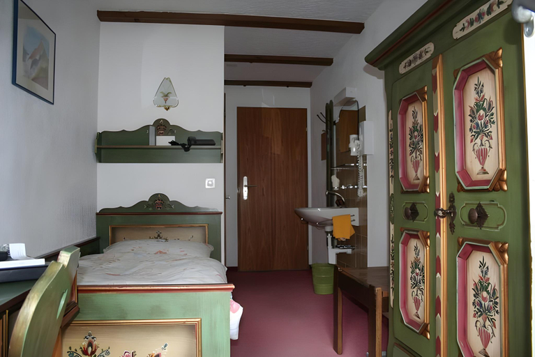 Bedroom 3, Typically Swiss Hotel Tascherhof, Visp