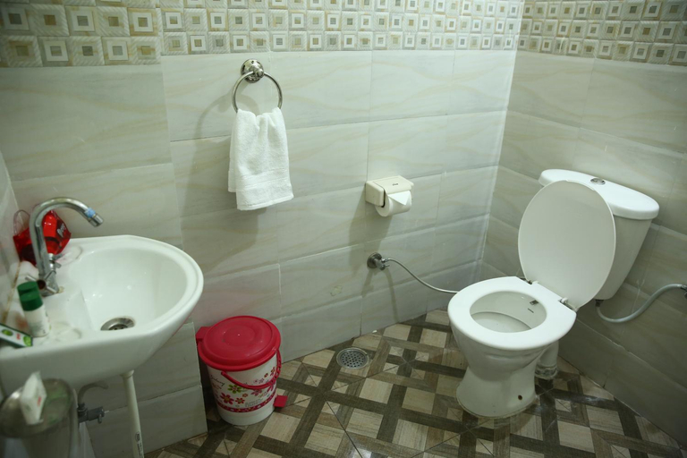 Bathroom 4, Hotel Diamond Leaf, Chandigarh