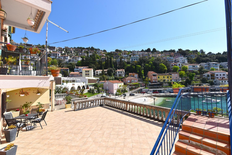 Others 5, Apartment 1825, Labin