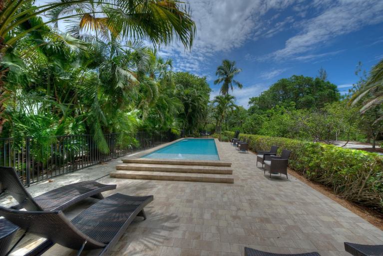 5, Waterfront Pink House with Private Dock & Pool, Lee