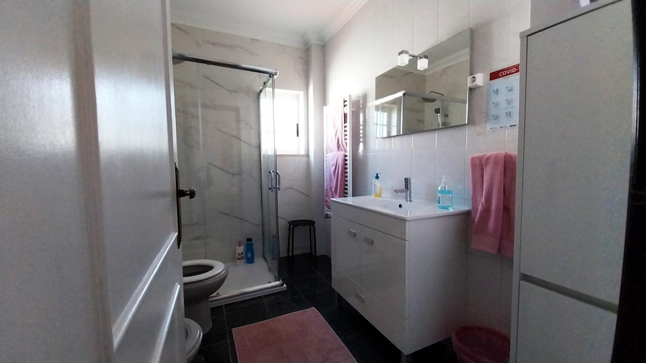 Bathroom 3, GuestHouse Pombinha, Nazaré