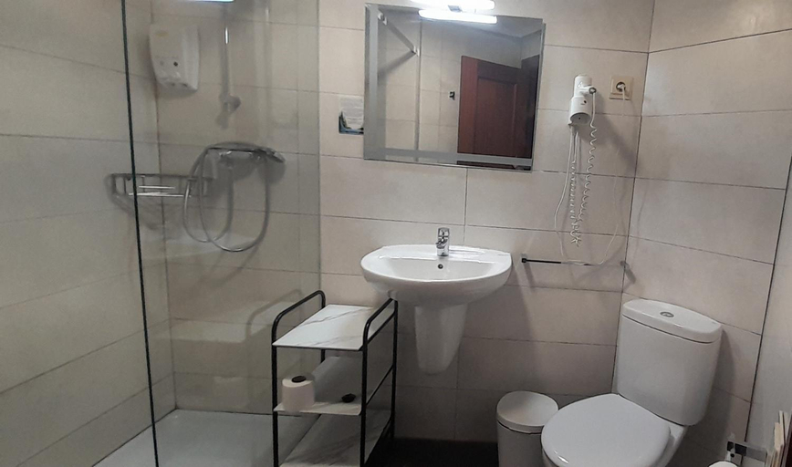 Bathroom 4, Hostal Hispano, La Rioja