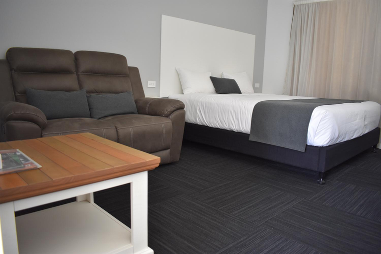 Bedroom 1, Riviana Motel, Deniliquin
