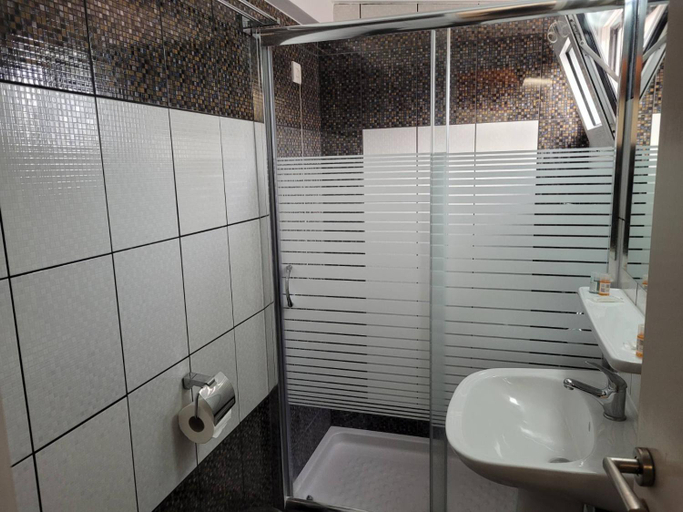 Bathroom 2, Logan's Beach Hotel, Ionian Islands