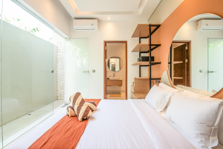 4, Opulent 6 Br in Canggu, 300m to Café Del Mar, Badung