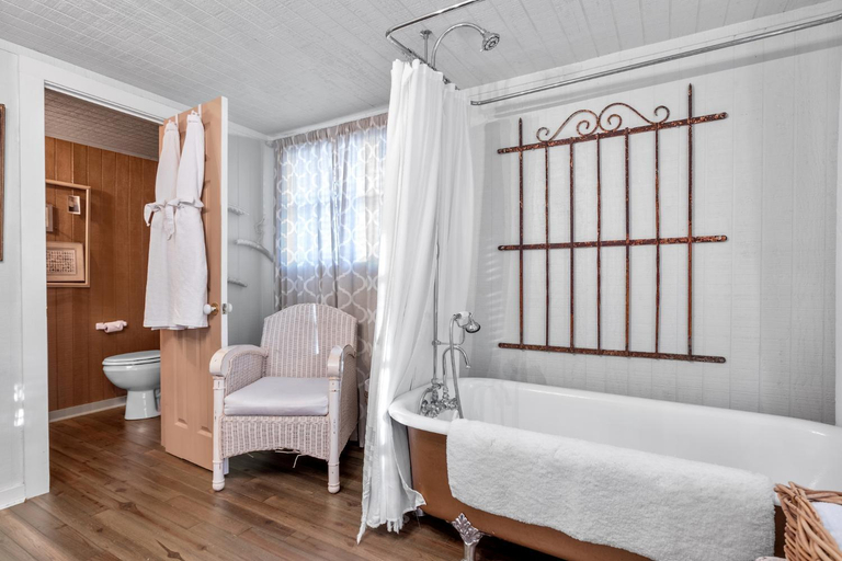 Bedroom 2, Serendipity, Gillespie