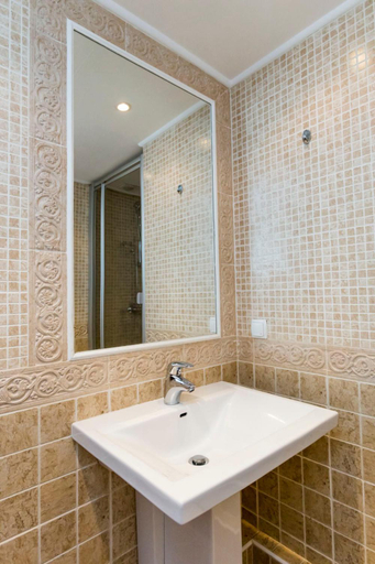 Bathroom 3, Kiev Centre Opera Apartments, Shevchenkivs'kyi