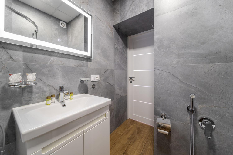 Bathroom 2, DeMar Apart Chehova, L'vivs'ka