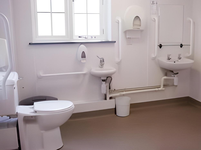 Bathroom 3, YHA Boscastle - Hostel, Cornwall