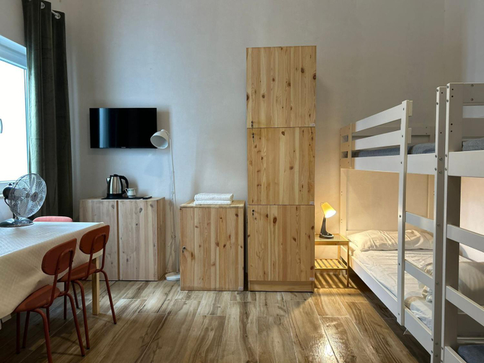 Others 5, Dragon's Den Hostel