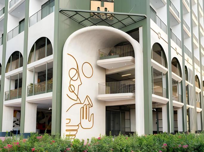 Exterior & Views