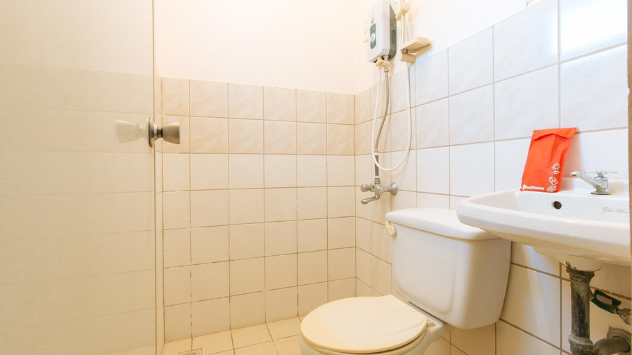 Bathroom 4, Reddoorz @ Ola Vida Casa Rental Ilocos Sur, Santa Catalina
