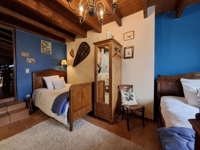 Bedroom 2, Maison d'hotes Les Gravets, Gironde