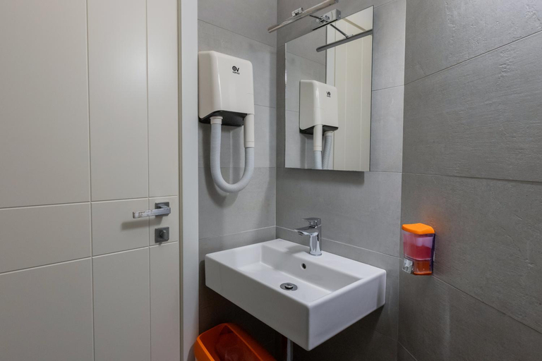 Bathroom 2, StraVagante Hostel & Rooms, Verona