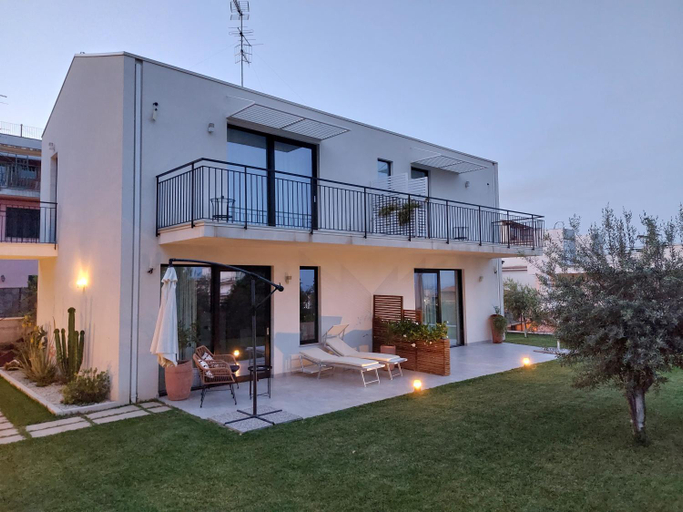 Exterior & Views