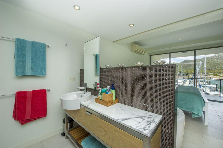 Bathroom 2, Blue on Blue Apartment 327, Magnetic Island