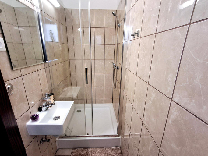 Bathroom 3, MOONLIGHT Premium APARTMANHAZ & Biliard, Sárospatak