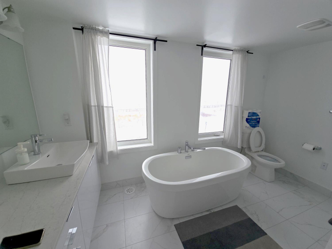 Others 2, King Bed TV Private Ensuite Retreat Bathroom or Economical Double Bed Room, Toronto