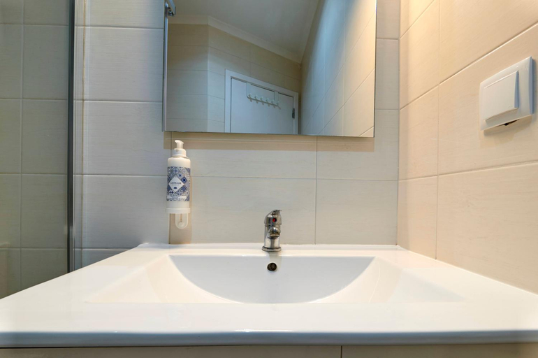 Bathroom 2, Travessa Houses, Lisbon