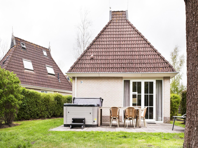 Exterior & Views, Bungalow near De Alde Feanen with Spa, Tytsjerksteradiel