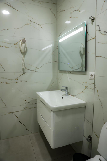 Bathroom 1, Hotel Univers, Kurbinit