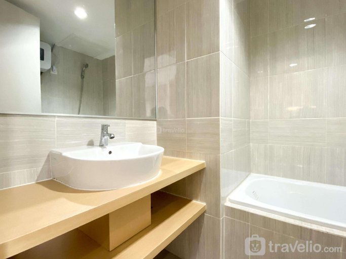 Bathroom 3, Simply Design Studio Vasanta Innopark By Travelio, Cikarang