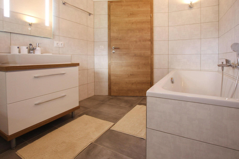 Bathroom 5, Chalet Gamsknogel mit privatem Pool und Whirlpool, Traunstein