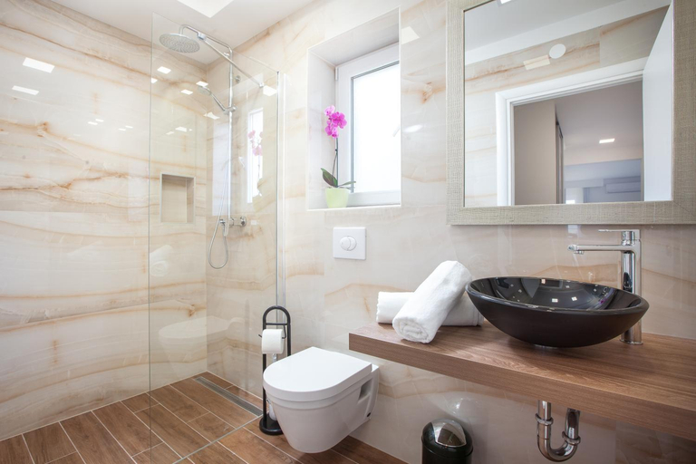 Bathroom 3, Bella Figura I, Makarska