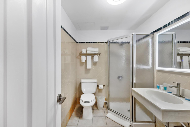 Bathroom 5, Armas Hotel