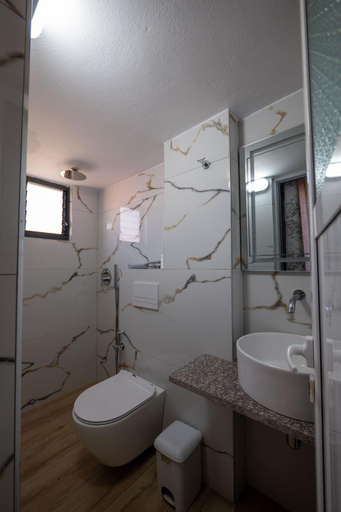 Bathroom 3, New Vila Salla, Sarandës