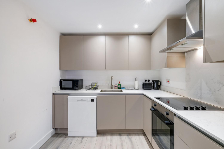 Others 5, Modern 2 Bedroom Apartments Town Centre Camberley, Surrey
