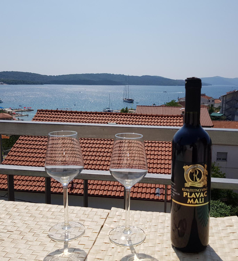 Food & Drinks, Apartments Krizanac, Okrug