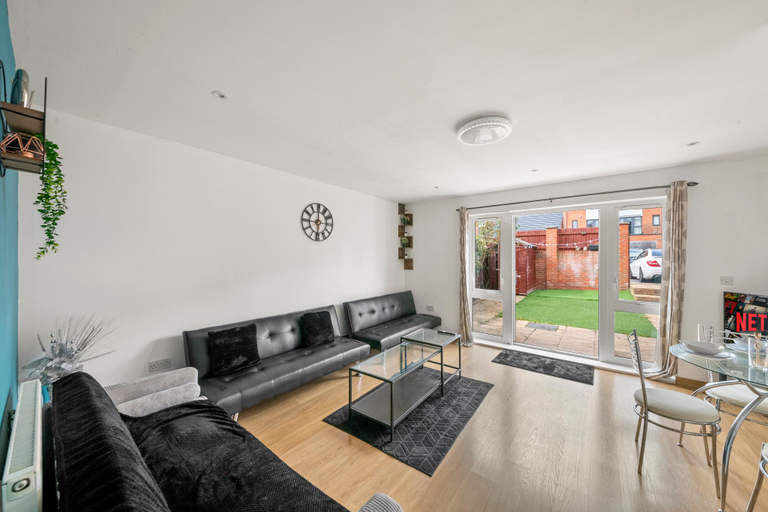 4, Contractor|Business|Family|Parking In Reading, Wokingham