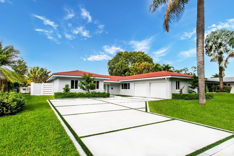 Exterior view 2, Luxury 5BR Villa Heated Pool near Beach & Casino, Broward