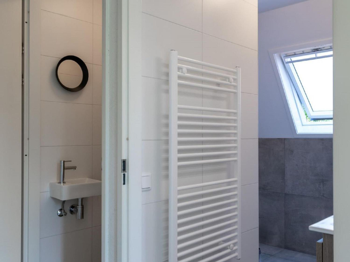 Bathroom 3, Holiday Home with Garden, Mook en Middelaar