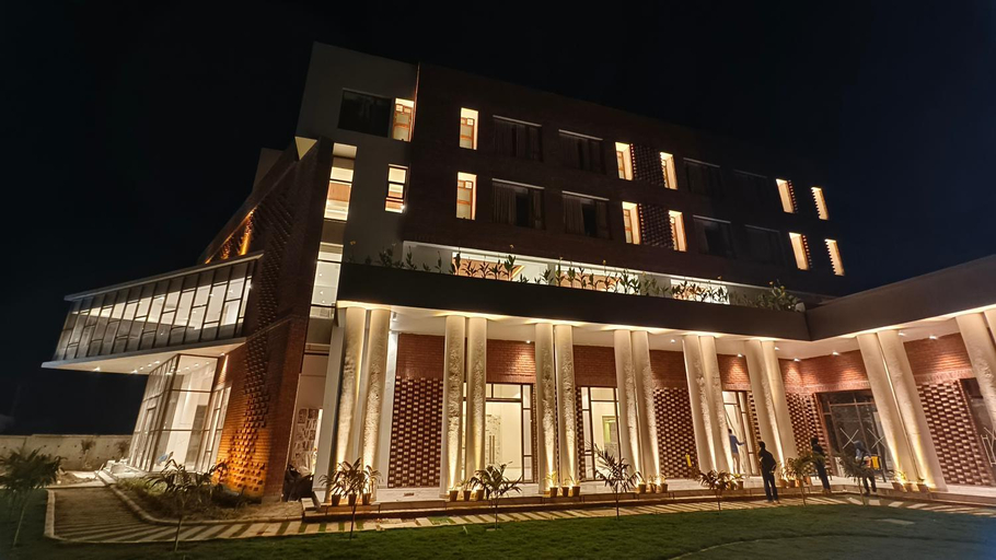 Exterior & Views