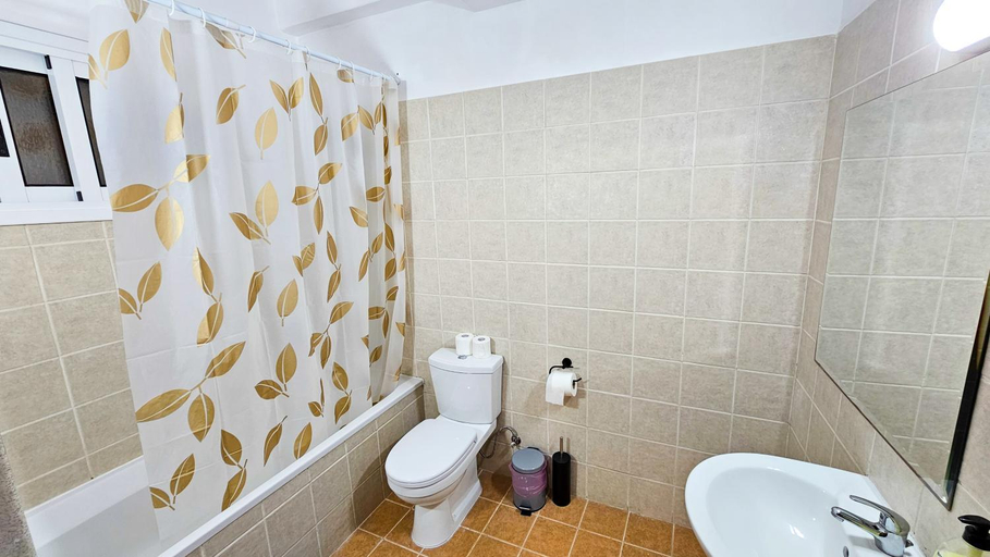 Bathroom, Sky Ward City Rooms, 150m from Chabad Lubavitch, Larnaca