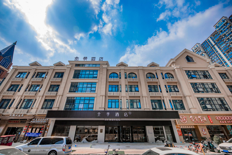 Exterior & Views