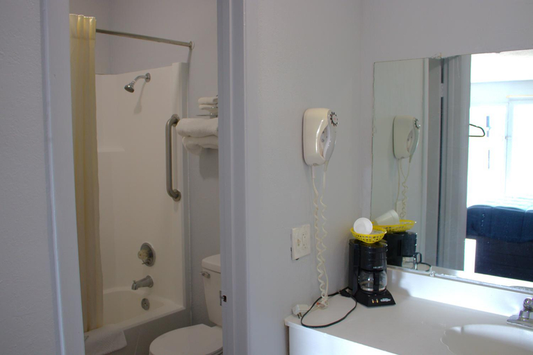 Bathroom 4, Volunteer Inn at Church Hill near Kingsport, Hawkins