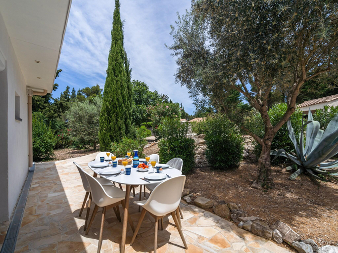 Others 5, Villa in Pouzols with Private Pool  Vineyards, Aude