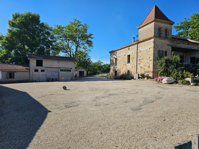 Exterior & Views