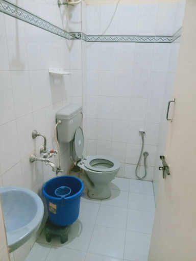 Bathroom 2, Royal Guest Inn HSR Layout, Bangalore